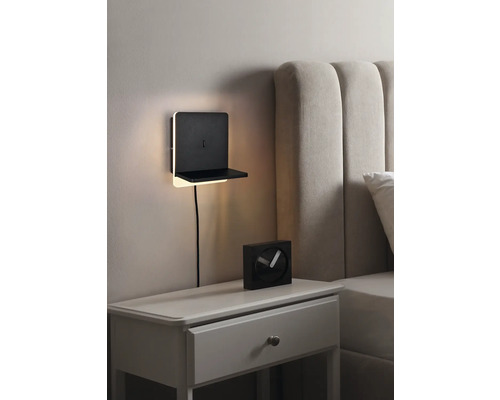 Raft de perete cu lampă integrată lângă noptieră și pat