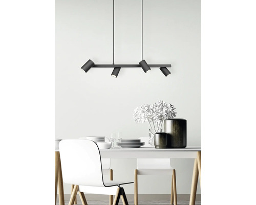 Sufragerie cu masă, scaune și lampă suspendată cu spoturi