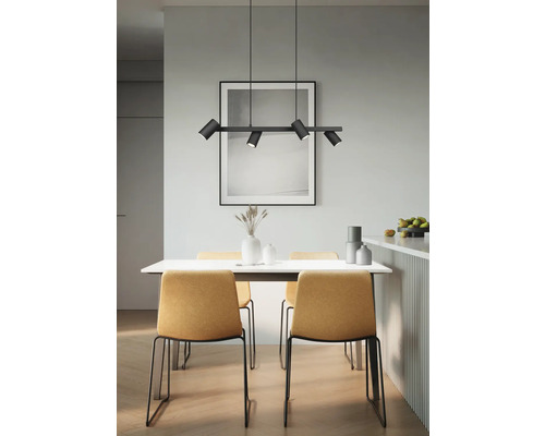 Sufragerie cu masă, scaune și lampă suspendată neagră cu mai multe spoturi