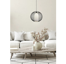 Cameră de zi cu canapea, masă și lampă suspendată rotundă