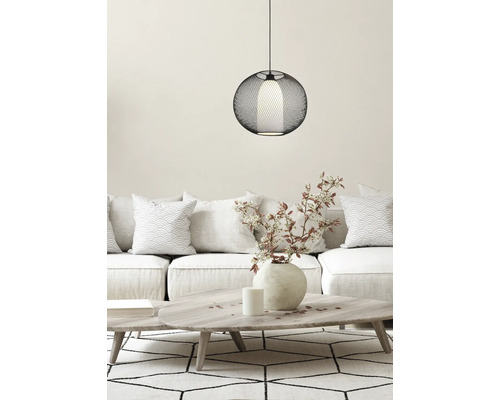 Cameră de zi cu canapea, masă și lampă suspendată rotundă