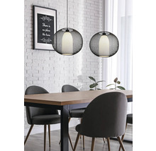 Masa de sufragerie cu scaune și două lămpi suspendate rotunde în cameră