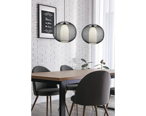 Masa de sufragerie cu scaune și două lămpi suspendate rotunde în cameră