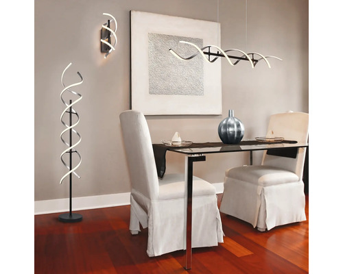 Sufragerie cu plafonieră spiralată, lampă de perete și lampadar