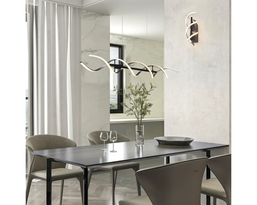 Sufragerie cu masă de sufragerie, scaune, corp de iluminat suspendat și corp de iluminat de perete