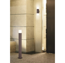 Zonă de intrare iluminată cu lampă de exterior și stâlp de iluminat