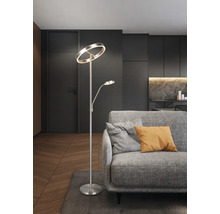 Lampă de podea cu design inelar și lampă de citit lângă o canapea într-un living.