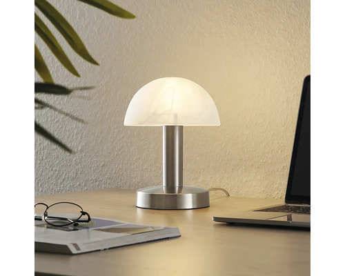 Lampă de masă cu abajur din sticlă semicirculară pe birou