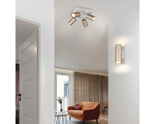 Cameră de zi cu plafonieră cu patru spoturi și lampă de perete