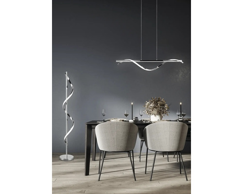 Sufragerie cu masă de dining, scaune, lampă suspendată și lampadar