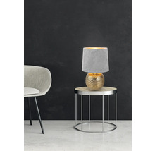 Lampă de masă decorativă cu abajur rotund din material textil pe o măsuță laterală