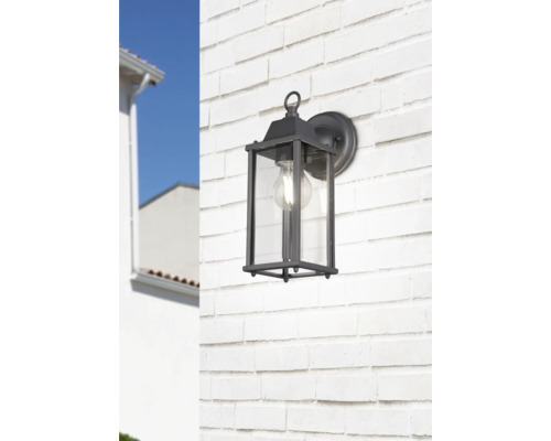 Lumină de perete în stil felinar pe un zid de cărămidă