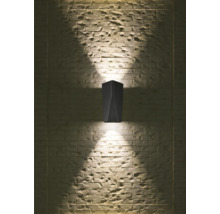 Lumină de perete din metal cu efecte de lumină pe un perete de cărămidă