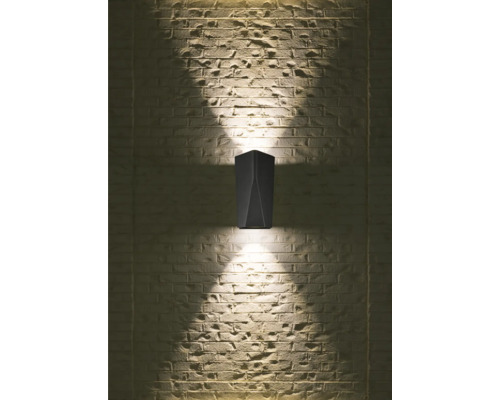 Lumină de perete din metal cu efecte de lumină pe un perete de cărămidă