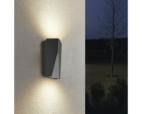 Lampa de perete gri cu con de lumină pe peretele casei