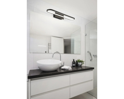 Baie modernă cu lavoar, oglindă și iluminat