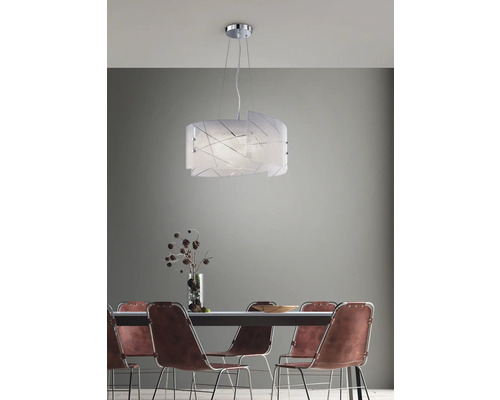 Lampa suspendată în sufragerie cu masă și scaune