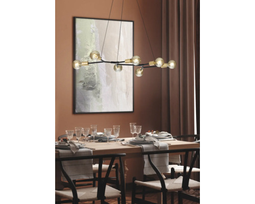 Masa de sufragerie cu veselă și lampă suspendată cu mai multe lumini