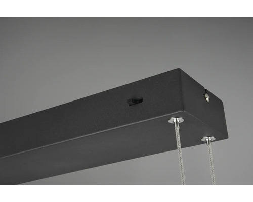 Prim-plan cu o lampă suspendată neagră cu suspensie prin cablu