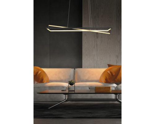 Living modern cu canapea, măsuță de cafea și o lampă suspendată LED neagră.