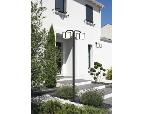 Scenă cu o lampă de exterior cu două lumini într-o grădină din față