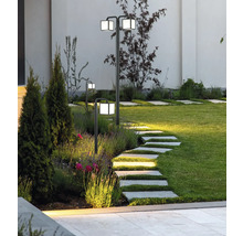 Grădină iluminată cu cărare și corpuri de iluminat pentru grădină
