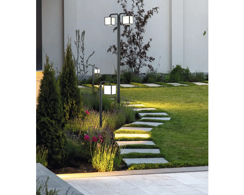 Grădină iluminată cu cărare și corpuri de iluminat pentru grădină