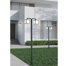 Două lămpi de exterior pătrate iluminează o potecă de grădină.