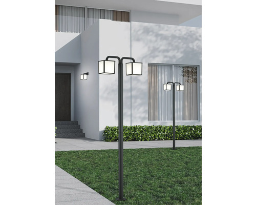 Două lămpi de exterior pătrate iluminează o potecă de grădină.