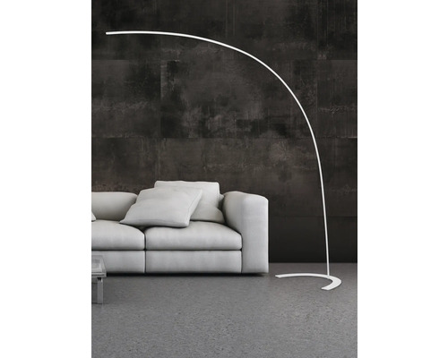 Lampă arcuită lângă o canapea într-o sufragerie