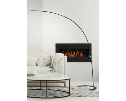 Lampă arcuită în camera de zi cu șemineu