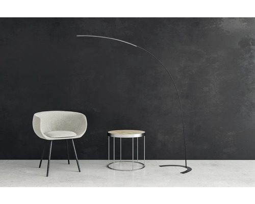 Scenă cu lampadar, scaun și măsuță laterală