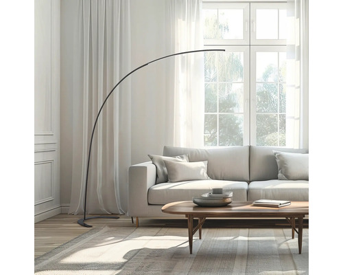 Cameră de zi cu lampă arcuită, canapea și măsuță de cafea