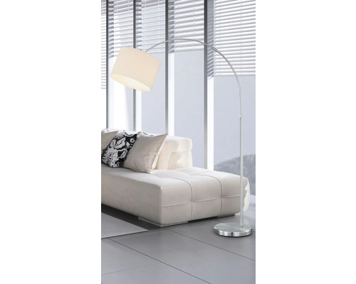 Lampă arcuită metalică cu abajur lângă o canapea