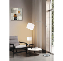 Cameră de zi cu fotoliu, masă, lampadar și lampă de masă