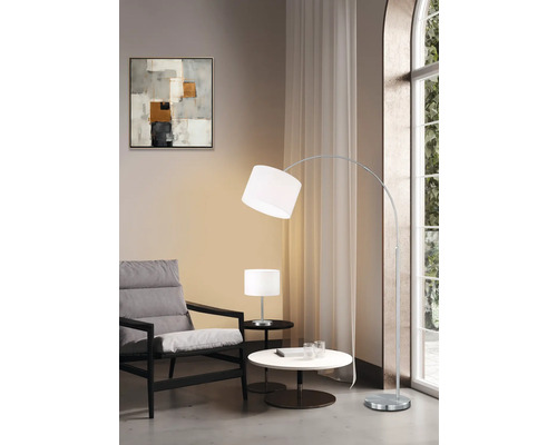 Cameră de zi cu fotoliu, masă, lampadar și lampă de masă