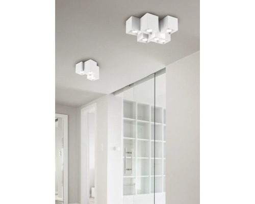 Două plafoniere albe cu mai multe spoturi într-o cameră luminoasă