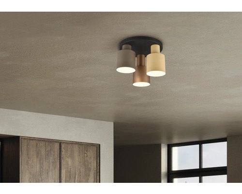 Plafonieră cu trei lumini în cameră