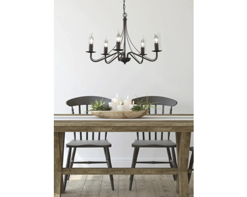 Sală de mese cu masă din lemn, scaune și lampă suspendată