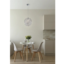 Sufragerie cu masă rotundă, scaune și o lustră sferică de cristal