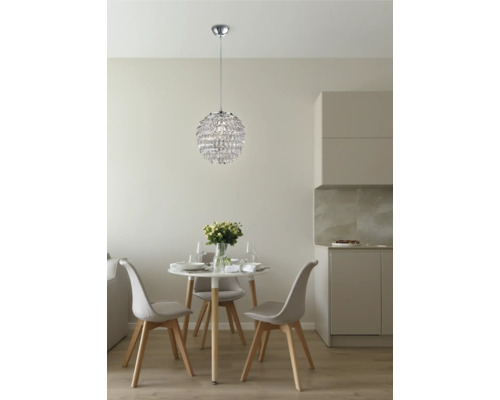 Sufragerie cu masă rotundă, scaune și o lustră sferică de cristal