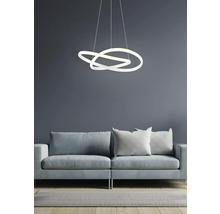 Lumină suspendată cu design modern deasupra unei canapele în camera de zi.