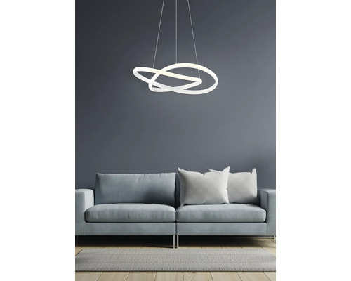 Lumină suspendată cu design modern deasupra unei canapele în camera de zi.