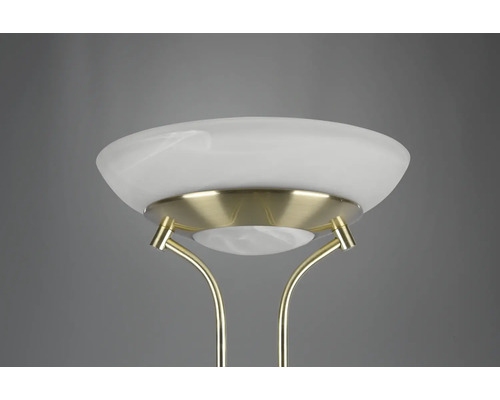 Prim-plan cu lampă de podea cu abajur din sticlă și cadru metalic