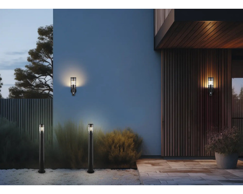 Exterior cu lămpi de drum și aplice pentru iluminarea casei și a grădinii