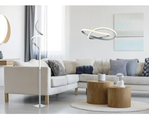 Living cu canapea, măsuță de cafea, lampadar și pendul