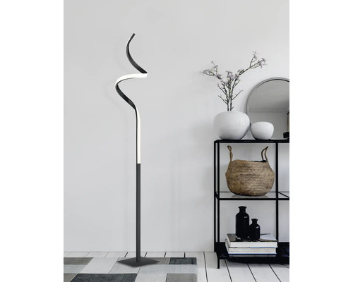 Lampă de podea curbată lângă raft cu decorațiuni