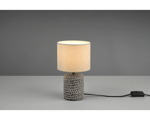 Lampă de masă cu abajur din material textil și bază împletită