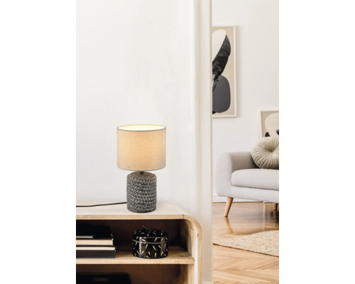 Lampă de masă decorativă pe o noptieră în sufragerie.