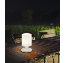 Lampă de masă pe o masă de lemn afară